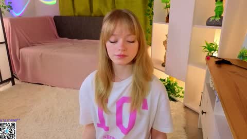 Gwen online show from April 4, 8:27 pm