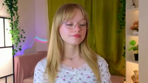 Gwen online show from April 15, 8:09 pm