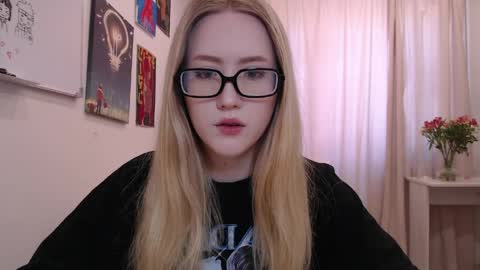 joan_kiss online show from April 17, 9:00 am