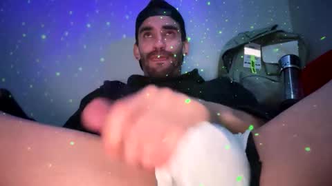 Snapshot of johnerik_95 chatting on December 20, 12:16 pm John online show from December 20, 12:16 pm