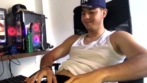 juannvalencia11 online show from May 14, 4:38 pm