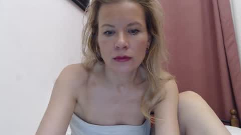 Snapshot of julia_giulia chatting on January 31, 11:45 pm julia_giulia online show from January 31, 11:45 pm