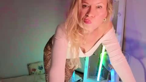 Snapshot of julia_giulia chatting on September 14, 9:27 pm julia_giulia online show from September 14, 9:27 pm