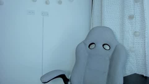 julia_strauns online show from February 11, 9:53 am