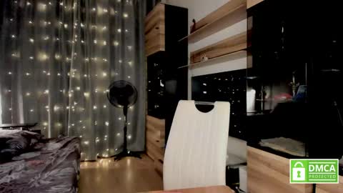 julia_t_mog online show from May 26, 11:00 pm