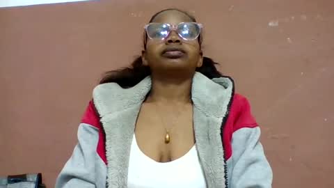 juliah02 online show from July 6, 5:48 am