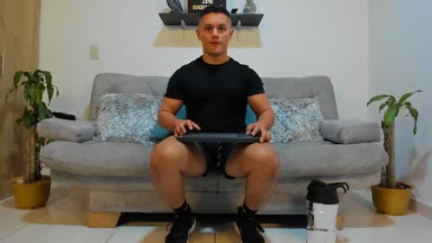 julian_wallace online show from January 22, 4:12 pm