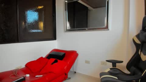 julian_wallace online show from February 22, 9:50 pm