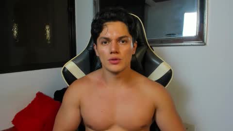 julian_wallace online show from February 4, 11:19 pm