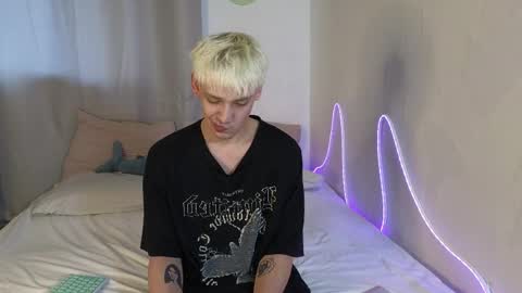 julian_win online show from April 4, 1:23 am