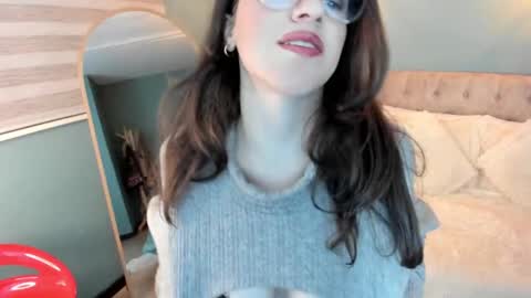 Snapshot of julianne__ chatting on October 2, 4:11 am Julianne online show from October 2, 4:11 am