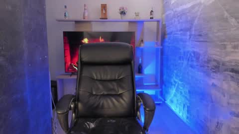 Snapshot of juliasprouse_ chatting on December 18, 5:52 pm Julias online show from December 18, 5:52 pm