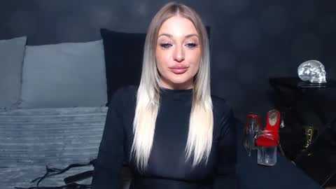 julia online show from March 31, 10:54 pm