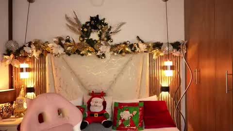 jullianapriv_ online show from December 1, 4:49 pm