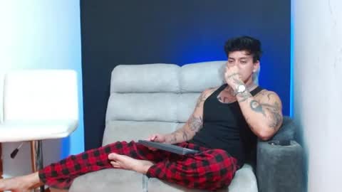 justinfuller_31 online show from May 12, 7:01 pm