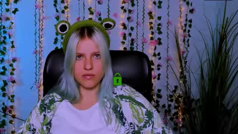 kaela_spell_ online show from October 2, 1:32 pm