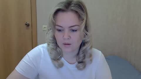 karennelsonx online show from April 18, 8:38 am