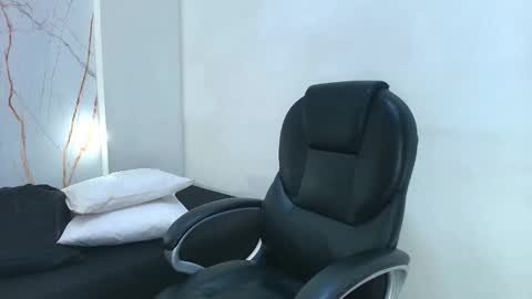 karla_hilton1 online show from January 13, 11:40 am