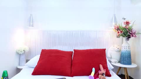 Karen Villas online show from December 5, 9:01 pm