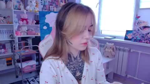 Snapshot of katrinwaifu chatting on October 1, 1:21 pm Katrin online show from October 1, 1:21 pm