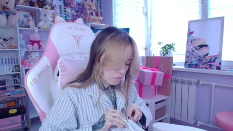 Snapshot of katrinwaifu chatting on October 13, 1:35 pm Katrin online show from October 13, 1:35 pm