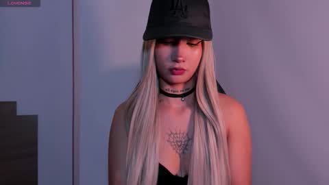 katta_martini_ online show from November 14, 12:07 pm