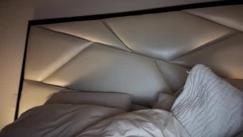 Emily online show from December 4, 4:01 am