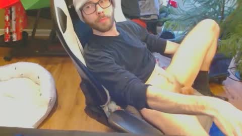 Tom online show from February 9, 8:45 pm