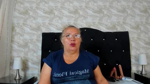 Snapshot of keiralennox chatting on October 20, 11:37 am online show from October 20, 11:37 am
