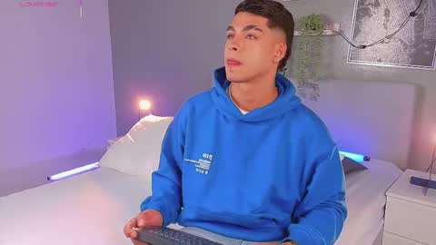 Snapshot of ken_boy_ chatting on October 1, 11:31 am online show from October 1, 11:31 am