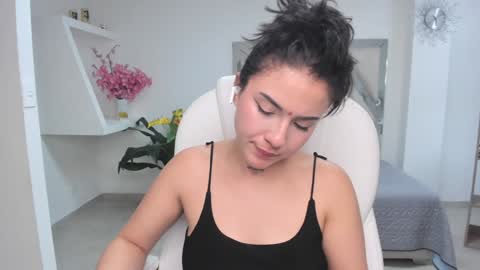 Kendall Jenner online show from February 1, 8:18 am