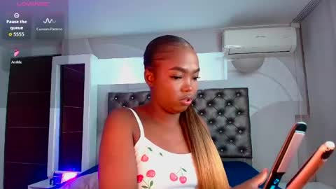 keniagoldenx online show from June 6, 5:02 am