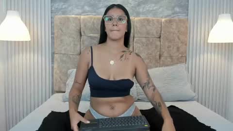 keniathompsonx online show from February 10, 5:09 pm