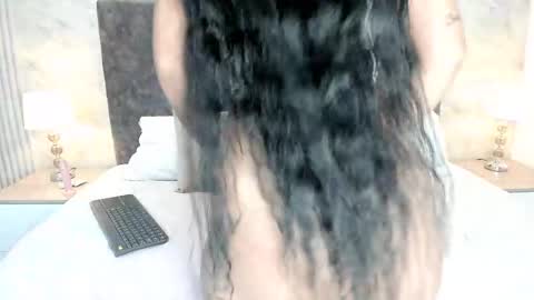 keniathompsonx online show from February 6, 5:30 pm