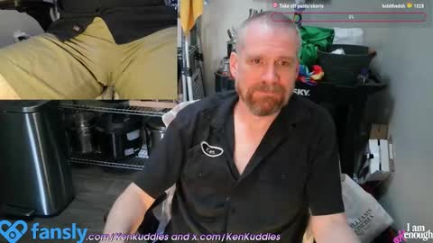 Snapshot of kenkuddles chatting on December 3, 8:11 pm Ken Kuddles online show from December 3, 8:11 pm