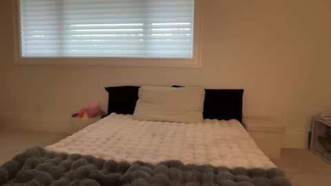 kenziesmithh online show from December 3, 8:20 pm