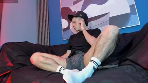 Snapshot of kevinn_blue chatting on October 20, 8:47 pm Sexy Hot Kevin online show from October 20, 8:47 pm