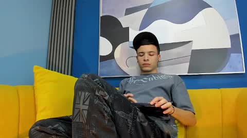 Snapshot of kevinn_blue chatting on September 13, 9:06 pm Sexy Hot Kevin online show from September 13, 9:06 pm