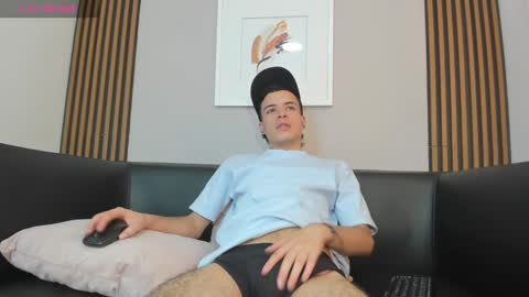 Snapshot of kevinn_blue chatting on September 14, 9:16 pm Sexy Hot Kevin online show from September 14, 9:16 pm