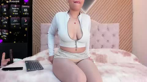 khateandersson online show from February 16, 8:29 pm