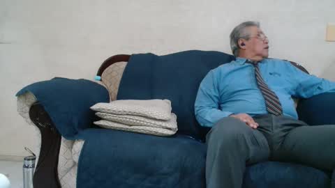 KIA MING AND HER TEACHER online show from October 21, 10:35 pm