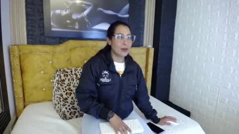 kiara_022 online show from September 29, 1:43 pm