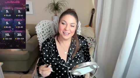 Snapshot of kierareines chatting on February 15, 5:28 pm Kiera Reines online show from February 15, 5:28 pm