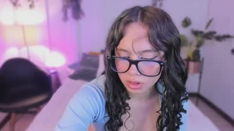 kimdyy_ online show from April 29, 8:02 pm