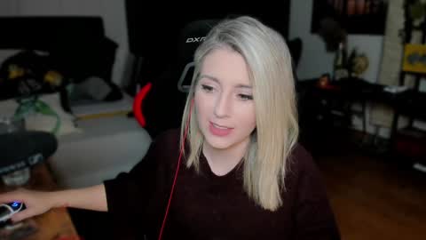 Snapshot of kimilee22 chatting on October 15, 4:08 pm Wolfs Girl online show from October 15, 4:08 pm