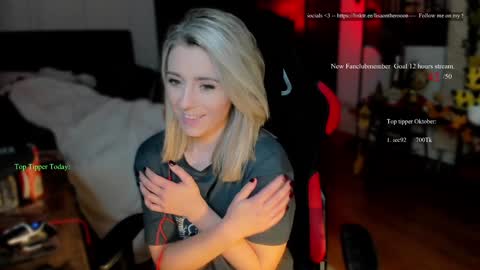 Snapshot of kimilee22 chatting on October 2, 8:51 pm Wolfs Girl online show from October 2, 8:51 pm