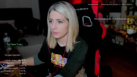 Snapshot of kimilee22 chatting on October 1, 7:13 pm Wolfs Girl online show from October 1, 7:13 pm