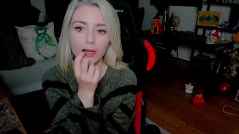 Snapshot of kimilee22 chatting on October 22, 5:58 pm Wolfs Girl online show from October 22, 5:58 pm