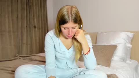 Kira online show from November 14, 10:00 pm