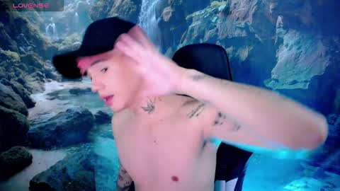 kiss_whitee online show from February 2, 8:27 pm